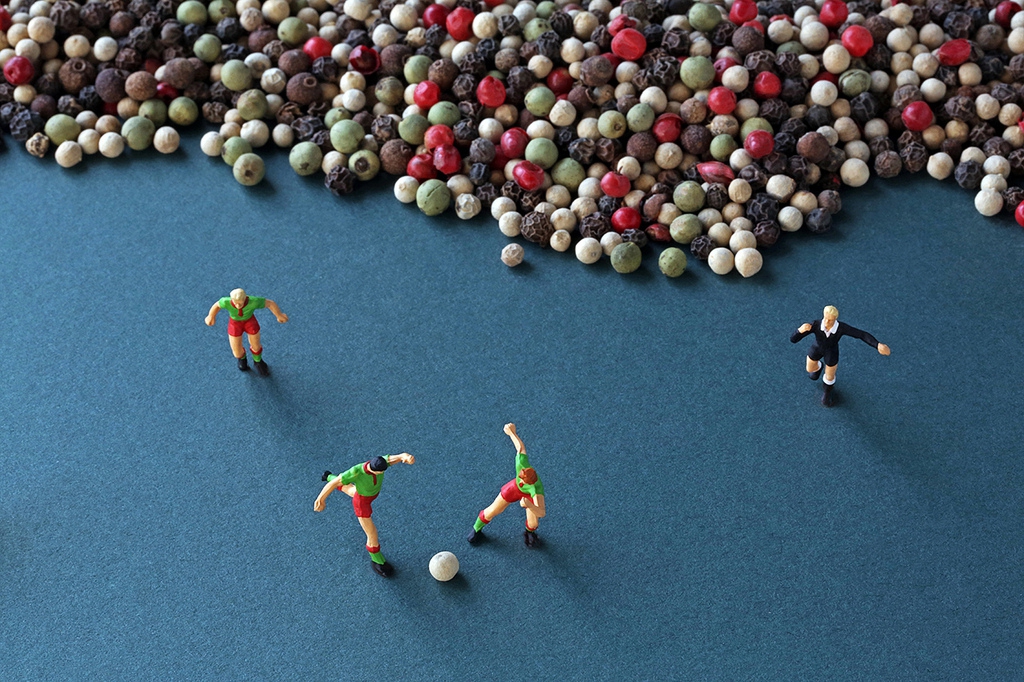 Christopher Boffoli: Peppercorn Soccer, 2013, Archival pigment ink print on metallic paper