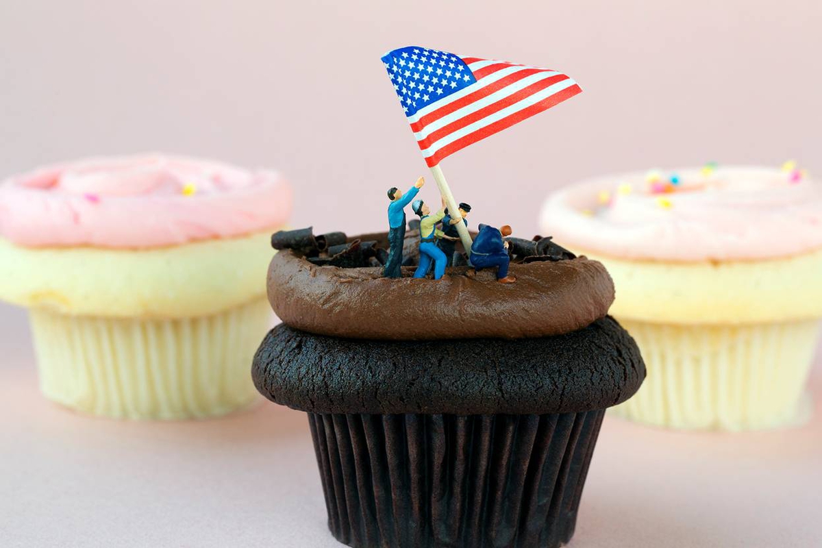 Christopher Boffoli: Iwo Cupcake, 2013, Archival pigment ink print on metallic paper